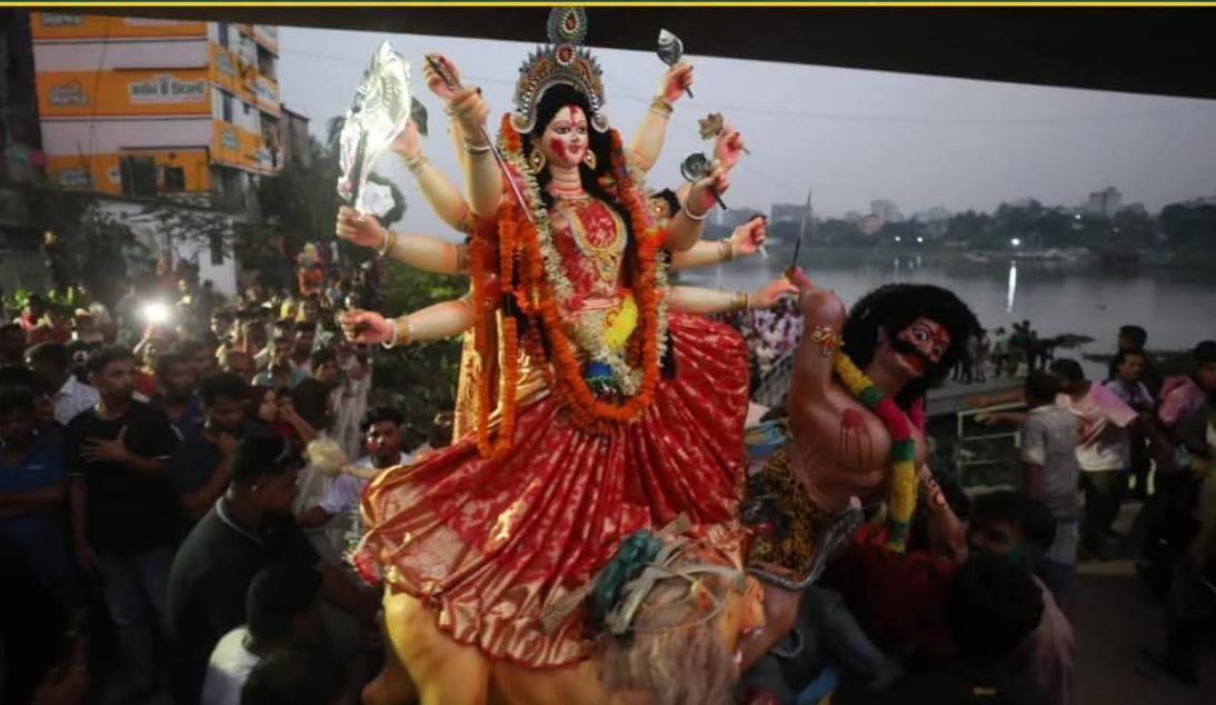 প্রতিমা বিসর্জনের মধ্য দিয়ে শেষ হলো শারদীয় দুর্গোৎসব, বিদায়ের সুরে বিষাদে ভাসলেন ভক্তরা