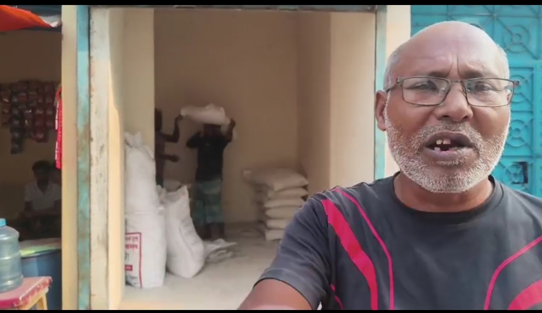 হাজারীবাগে ওএমএস পণ্য গুদামে, এআরও কর্মকর্তার বিরুদ্ধেও গুরুতর অভিযোগ